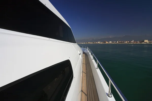 意大利，托斯卡纳，比萨，tecnomar 天鹅绒 90 豪华游艇 — 图库照片