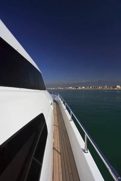 意大利，托斯卡纳，比萨，tecnomar 天鹅绒 90 豪华游艇 — 图库照片