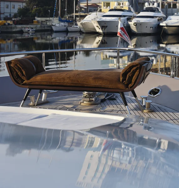 イタリア、トスカーナ、ヴィアレッジョ、tecnomar ベルベット 83 豪華ヨットの弓します。 — ストック写真