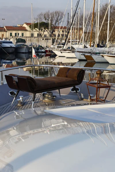 Италия, Тоскана, Виареджо, Teccar Velvet 83 роскошная яхта, нос — стоковое фото