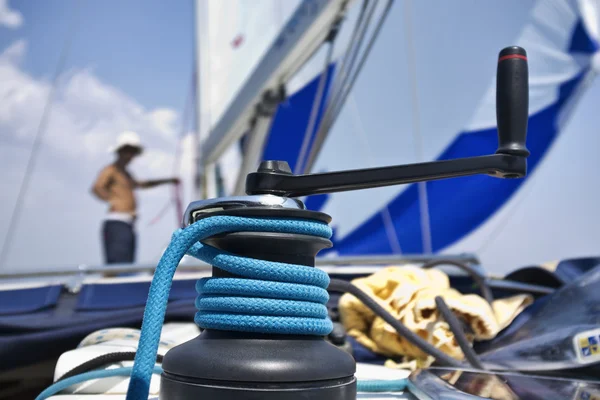 Italien, Sicilien, Medelhavet, cruising på en segelbåt, vinsch — Stockfoto