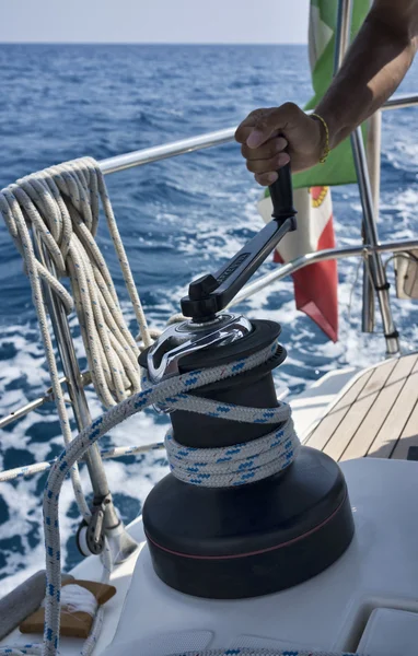 Italien, Sicilien, Medelhavet, cruising på en segelbåt, vinsch — Stockfoto