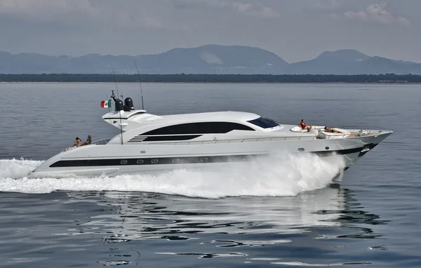 Италия, Тоскана, роскошная яхта Teccar Velvet 100 — стоковое фото