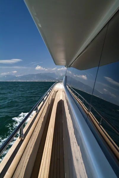 Italy, Tyrrhenian Sea, Tecnomar 35 luxury yacht, sidewalk — Stock Photo, Image