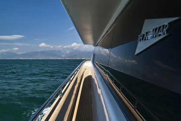 Olaszország, a Tirrén-tenger, tecnomar 35 luxus jacht, a járdán — Stock Fotó