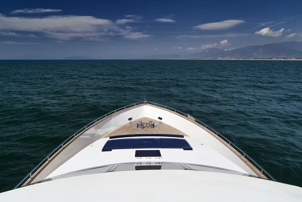 Италия, Тирренское море, роскошная яхта Teccar 35, нос — стоковое фото