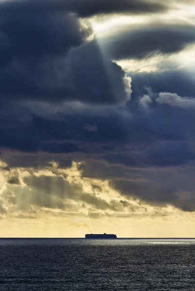 意大利，西西里岛，地中海海域，一艘货船在西西里海峡 — 图库照片