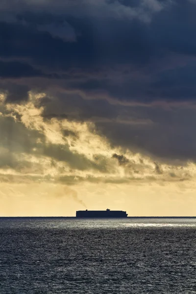 意大利，西西里岛，地中海海域，一艘货船在西西里海峡 — 图库照片