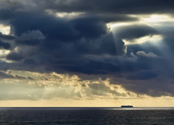 İtalya, Sicilya, Akdeniz, Sicilya kanal bir kargo gemisiyle — Stok fotoğraf
