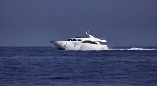 Włochy, Morze Śródziemne, od wybrzeża południowo wschodniej Sycylii, luksusowy jacht — Zdjęcie stockowe
