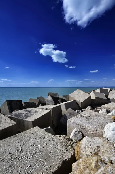 Itália, Sicília, Mar Mediterrâneo, blocos de concreto — Fotografia de Stock