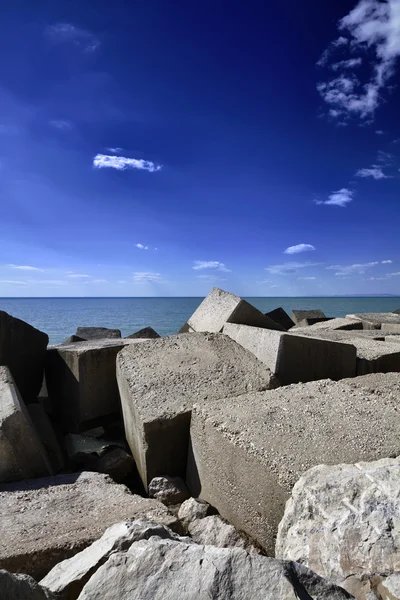 Itália, Sicília, Mar Mediterrâneo, blocos de concreto — Fotografia de Stock