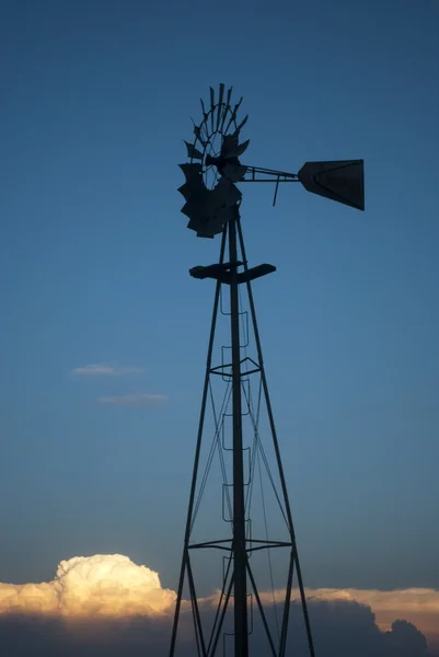 夕暮れ時の古い風車 ストック写真