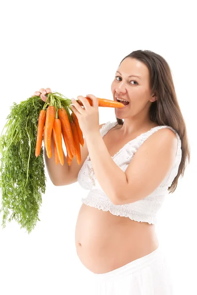Mulher grávida feliz com cenouras frescas — Fotografia de Stock