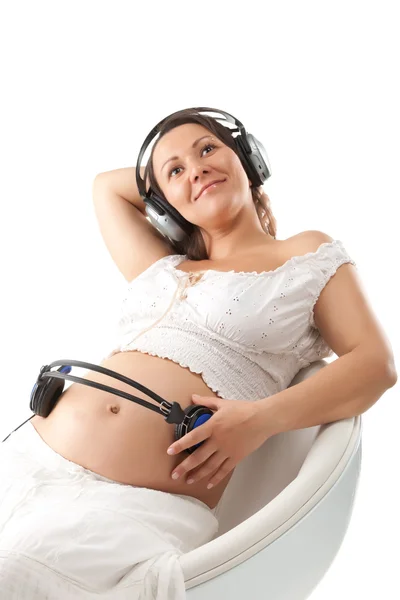 Беременная женщина слушает музыку — стоковое фото