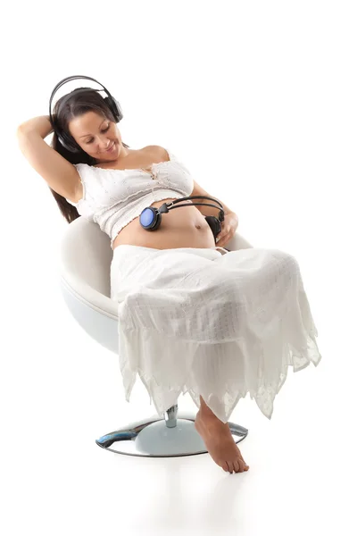 Zwangere vrouw luisteren naar muziek — Stockfoto