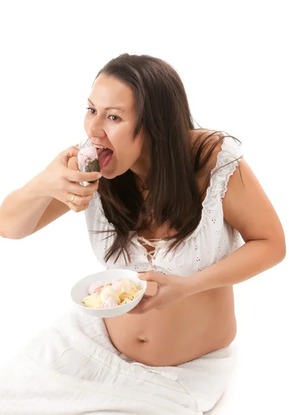 Pregnant woman eating slices of oranges — Stock Photo, Image