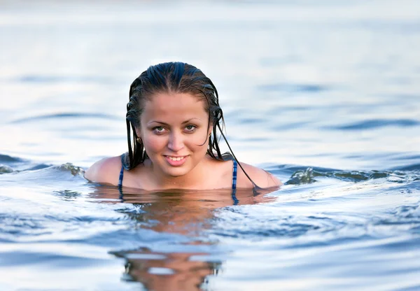 Mujer joven bañándose en el mar — Foto de Stock