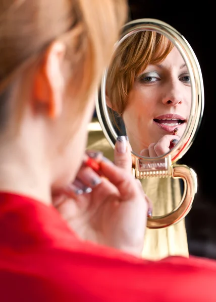 Donna che guarda in uno specchio — Foto Stock