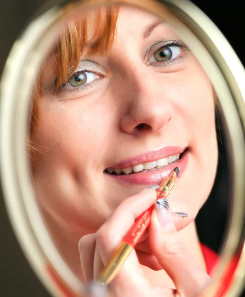 Mujer mirando en un espejo —  Fotos de Stock