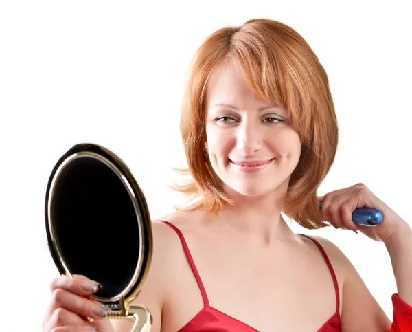 鏡に探している女性 — ストック写真
