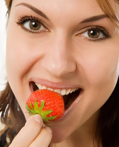 En kvinna som äter jordgubbar — Stockfoto