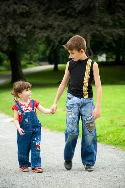 Bratr a sestra na procházce v parku — Stock fotografie