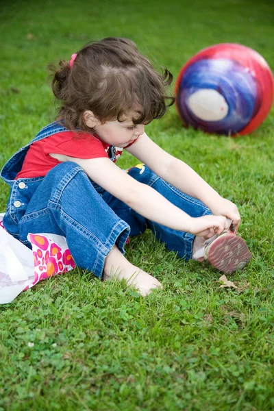 The little girl in park, with the big ball — Stock Photo, Image