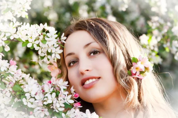 Mujer bonita entre una flor de primavera —  Fotos de Stock