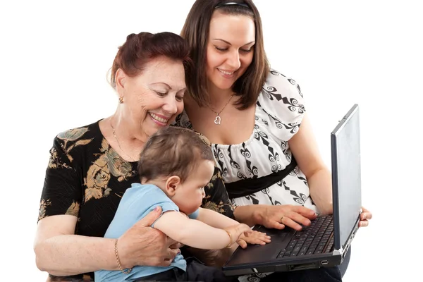 Nonna e mamma con bambino con computer portatile — Foto Stock