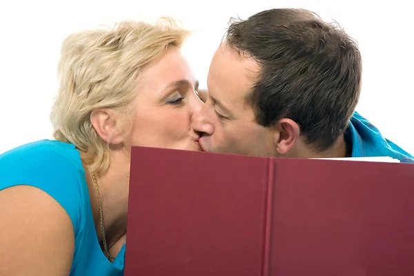 Поцелуи счастливой пары — стоковое фото