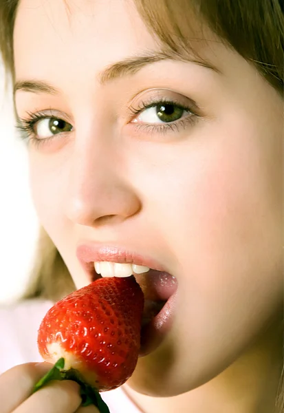 Menina bonita comendo um morango — Fotografia de Stock