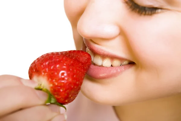 Hermosa chica comiendo una fresa — Foto de Stock