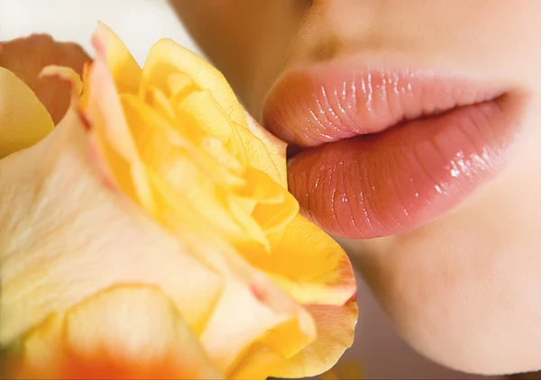 Schönheit Lippen mit Blume — Stockfoto