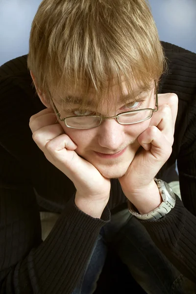 Retrato de un joven en gafas —  Fotos de Stock