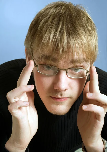 A szemüveges fiatalember portréja — Stock Fotó