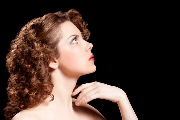Mladá žena s kudrnatými vlasy krása — Stock fotografie