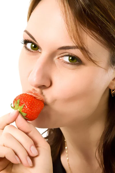 Красивая девушка ест клубнику — стоковое фото