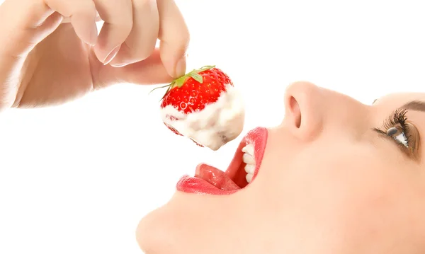 Красивая девушка ест клубнику — стоковое фото