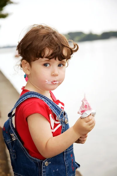 La niña está comiendo helado. — Foto de Stock