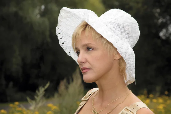 Mulher loira em um chapéu branco — Fotografia de Stock