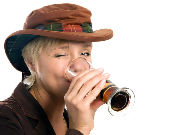 Donna che beve birra scura — Foto Stock