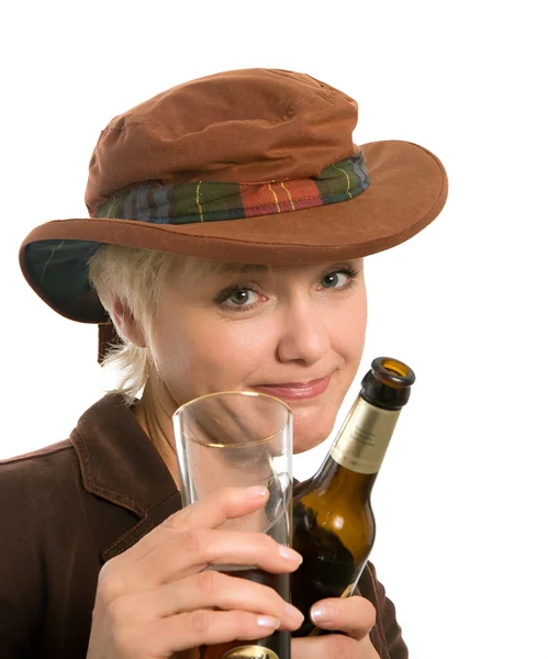 Femme buvant de la bière noire — Photo