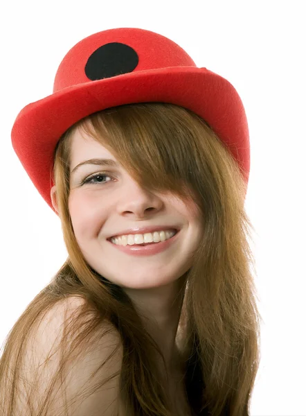Portrét veselá mladá dívka v červeném klobouku — Stock fotografie