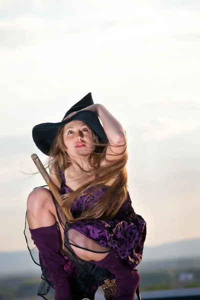 Krásná čarodějnice s kloboukem a koště — Stock fotografie