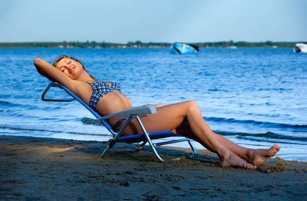 Dívka ležící na pláži — Stock fotografie