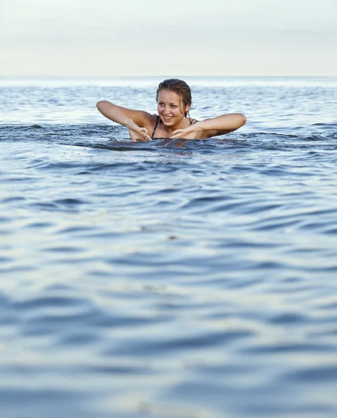 Mulher loira na água bckground — Fotografia de Stock