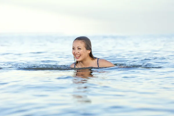 Blonde woman on water bckground — Stock Photo, Image