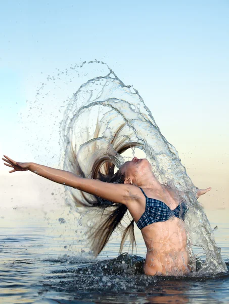 Blonde vrouw op water bckground — Stockfoto