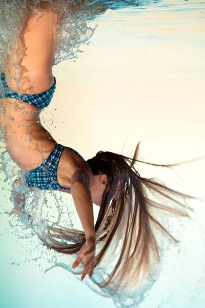 Su bckground sarışın kadın — Stok fotoğraf